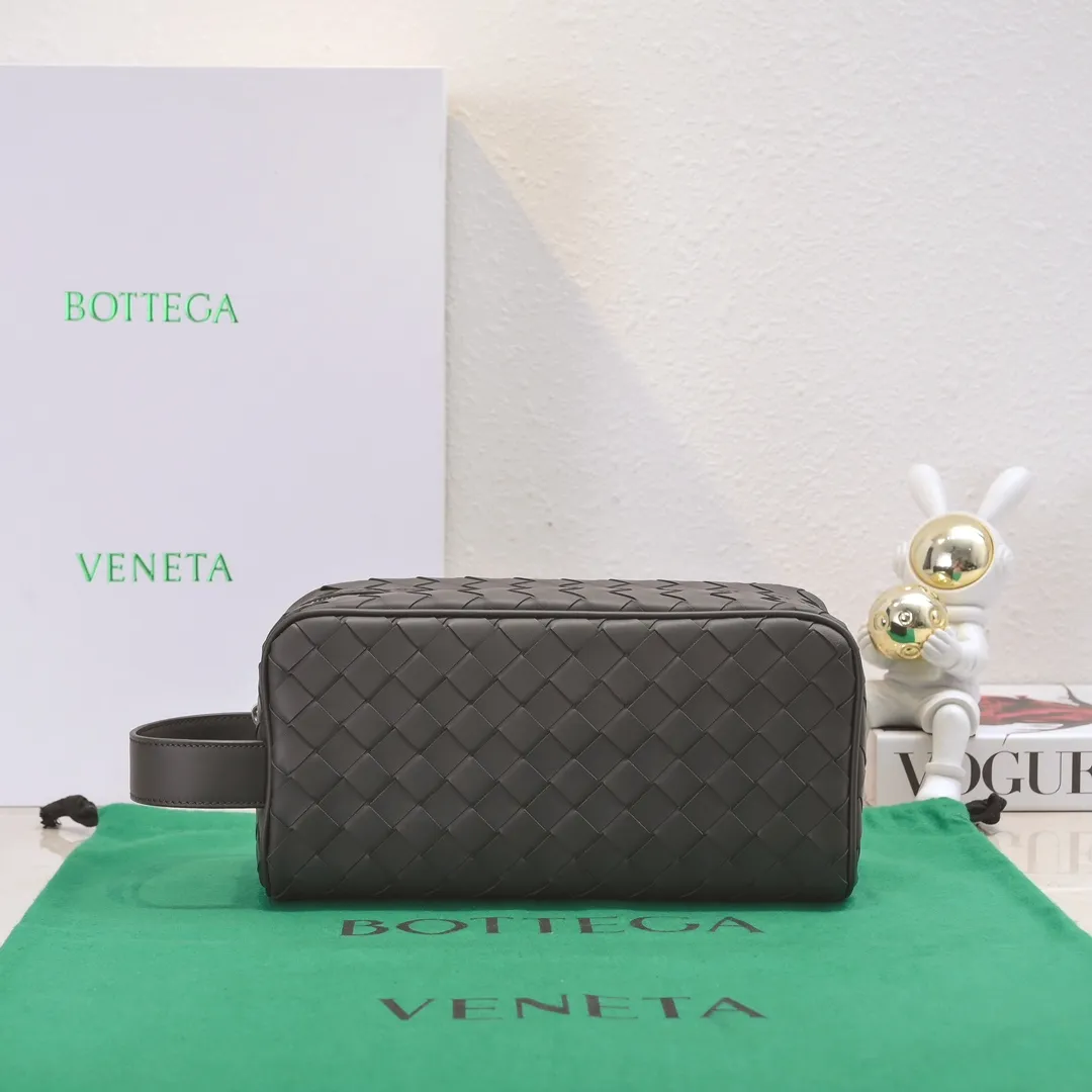 Batch 1280 BOTTEGA VENETA 2024 new INTRECCIATO classic toiletry bag, the choice of discerning people. The low-key luxury quality is the interpretation of its brand. If you like low-key BV, it is the first choice~~ Style number: 7799 Size: 26*13*10cm
